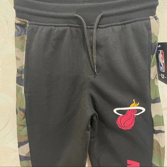 0350 NEW Boys Official NBA Miami Heat Camo Sweatpants Joggers - Picture 4 of 9